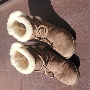 UGG Caspia brown sheepskin shearling lined sz7 boots